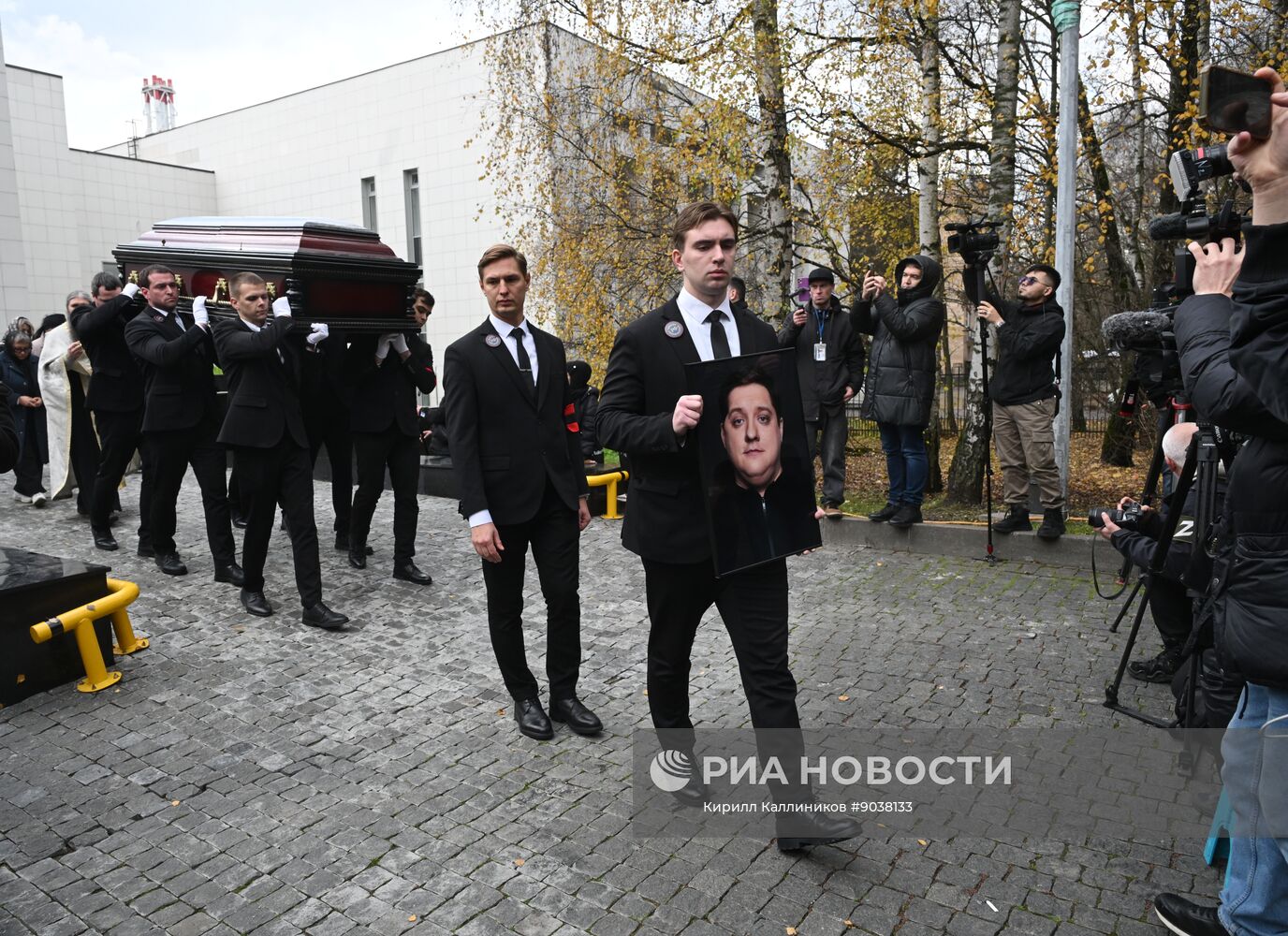 Прощание с актером Романом Поповым