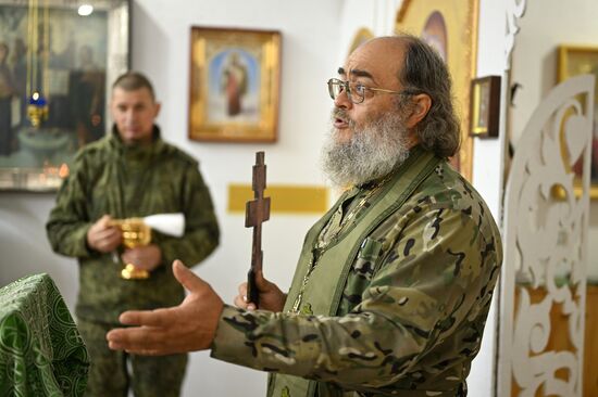 Богослужение в пункте временной дислокации группировки "Центр" в зоне СВО
