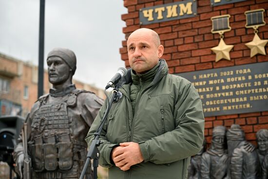 Памятник Герою России и ДНР Владимиру Жоге открыли в Волновахе