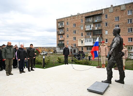 Памятник Герою России и ДНР Владимиру Жоге открыли в Волновахе