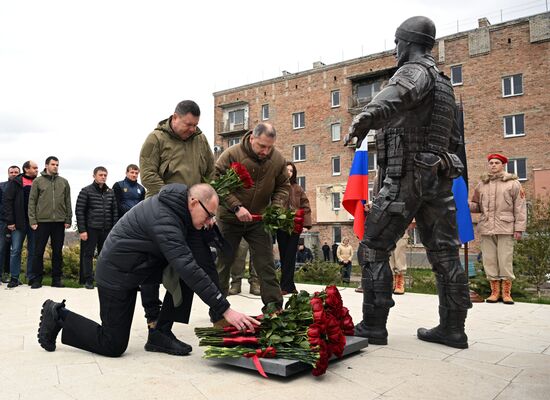 Памятник Герою России и ДНР Владимиру Жоге открыли в Волновахе