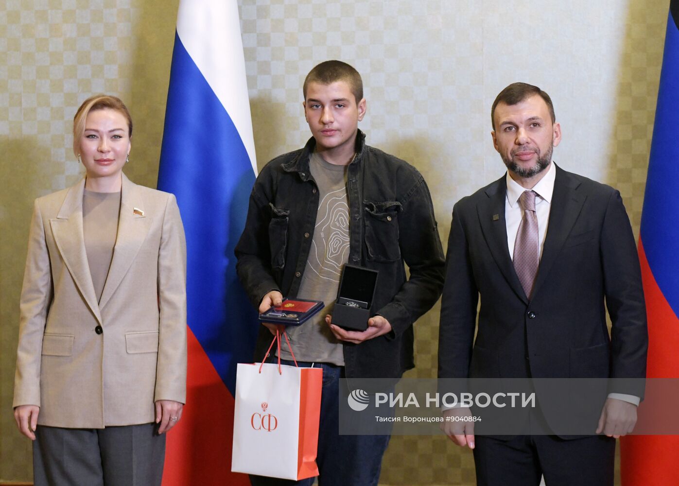 Детям-героям вручили награды в Донецке