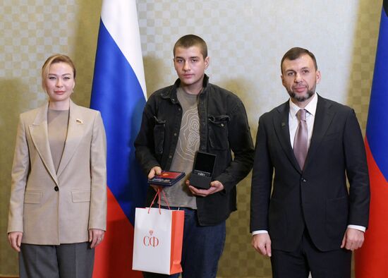 Детям-героям вручили награды в Донецке