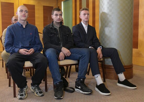 Детям-героям вручили награды в Донецке