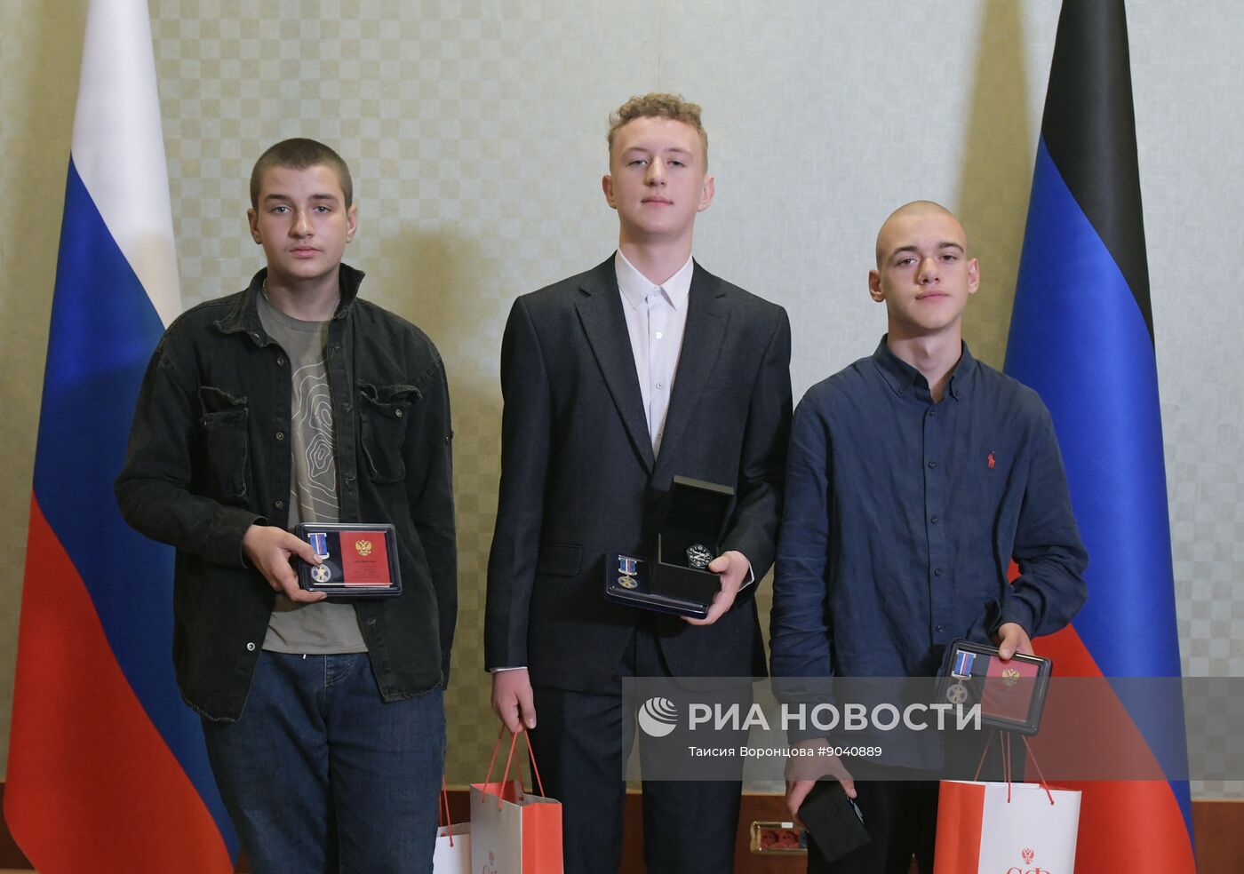 Детям-героям вручили награды в Донецке