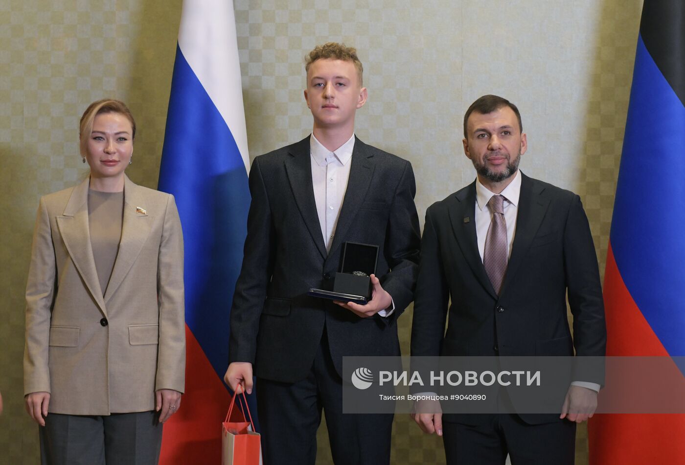 Детям-героям вручили награды в Донецке