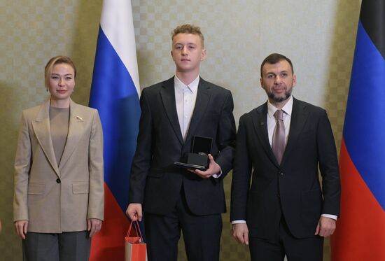 Детям-героям вручили награды в Донецке