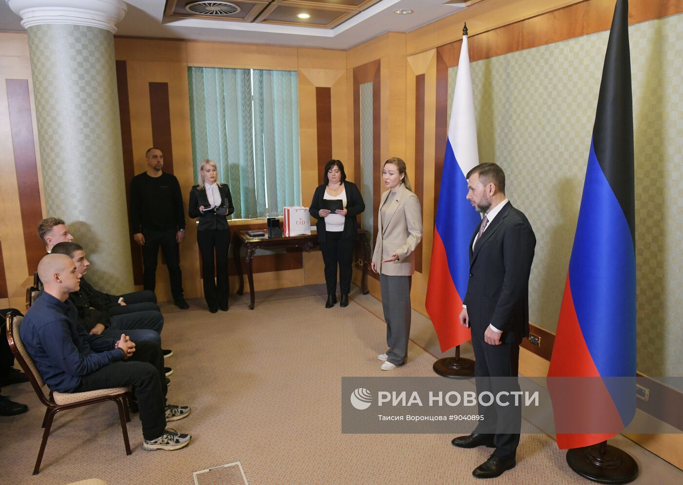 Детям-героям вручили награды в Донецке