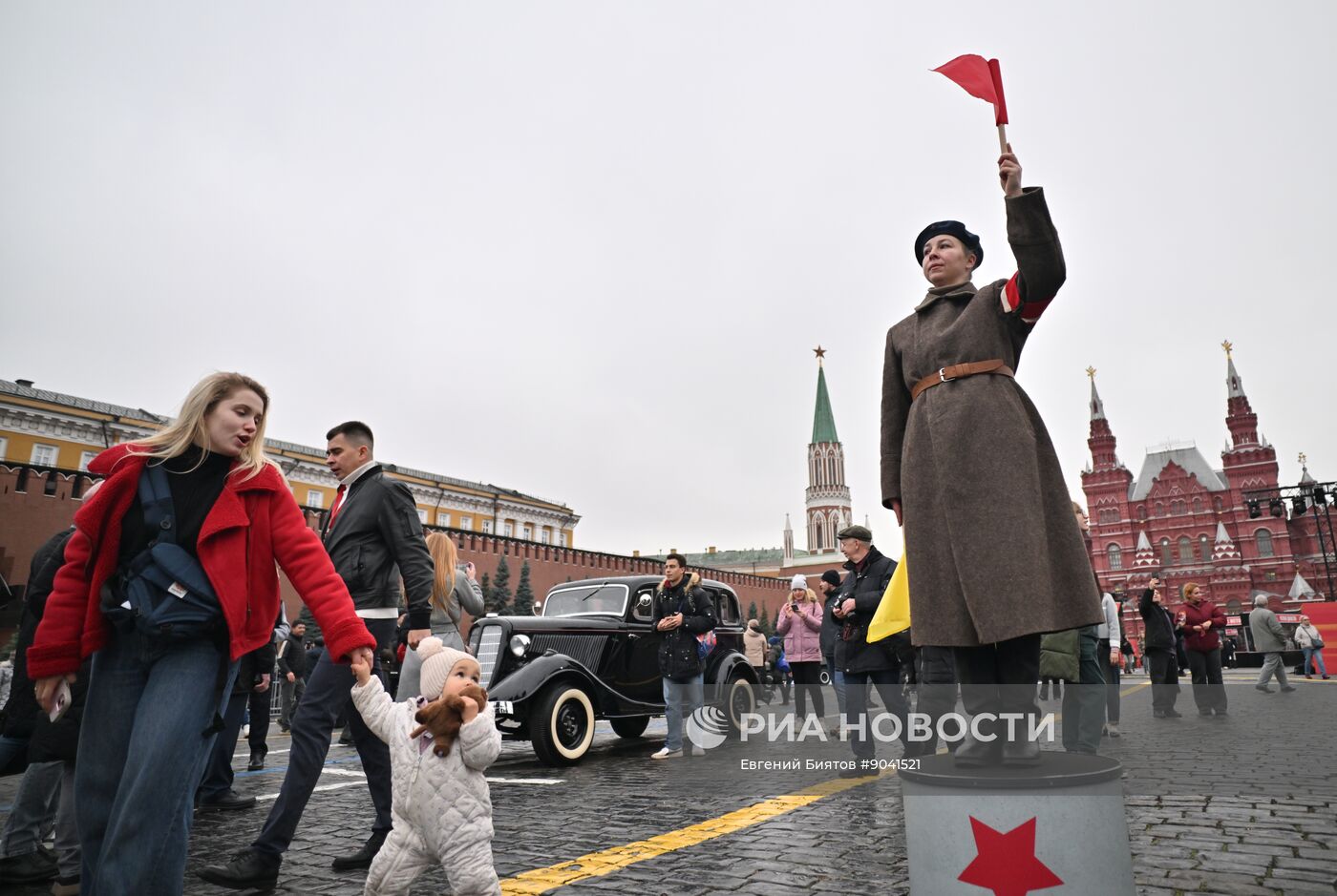 Выставка в честь годовщины парада 1941 г. на Красной площади