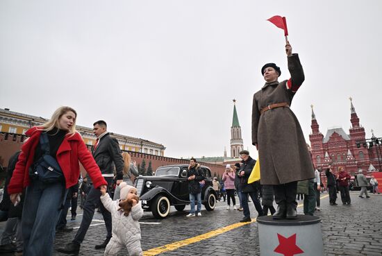 Выставка в честь годовщины парада 1941 г. на Красной площади 