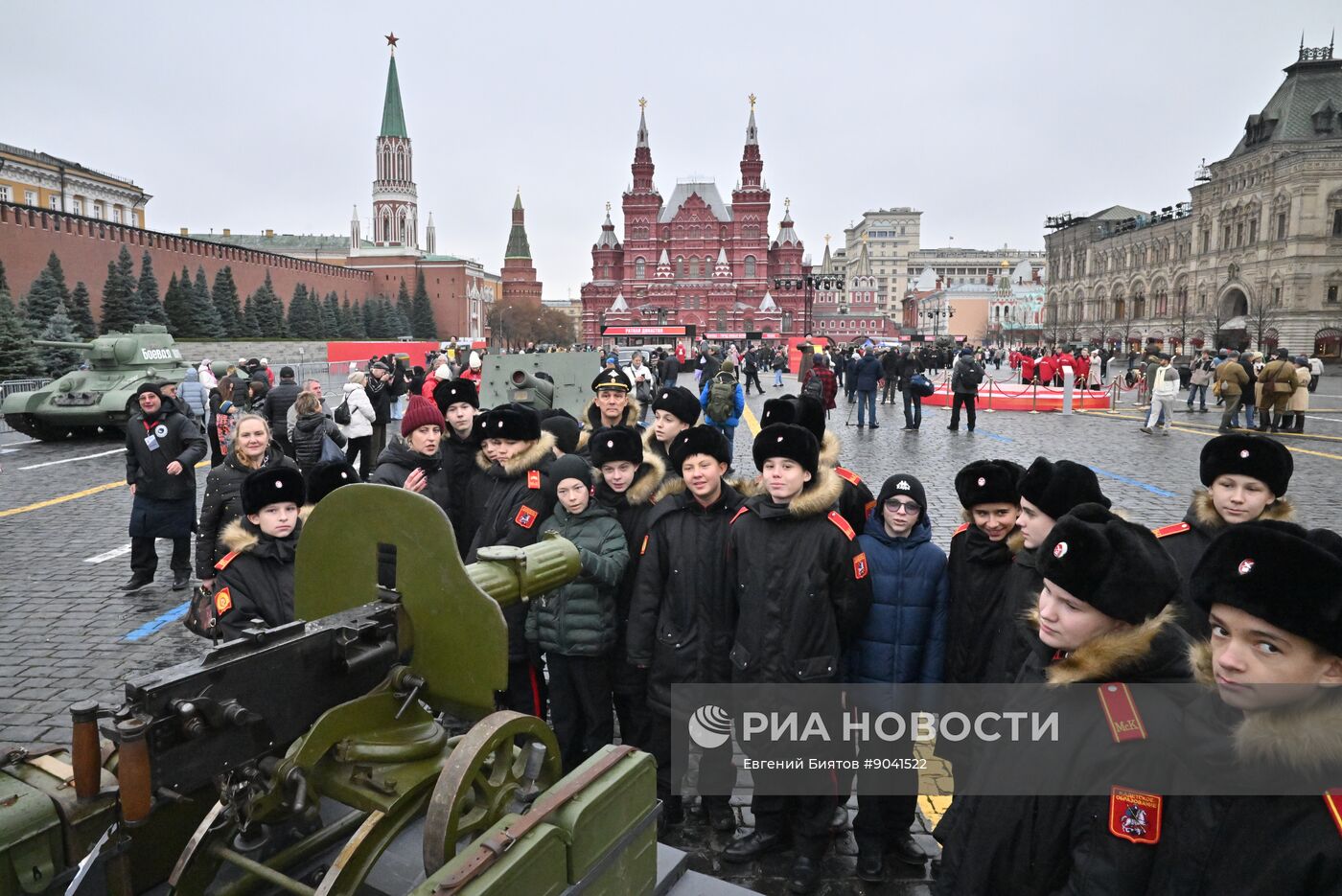 Выставка в честь годовщины парада 1941 г. на Красной площади