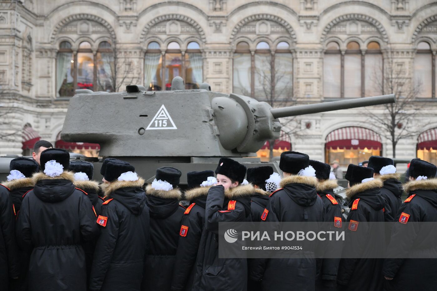 Выставка в честь годовщины парада 1941 г. на Красной площади