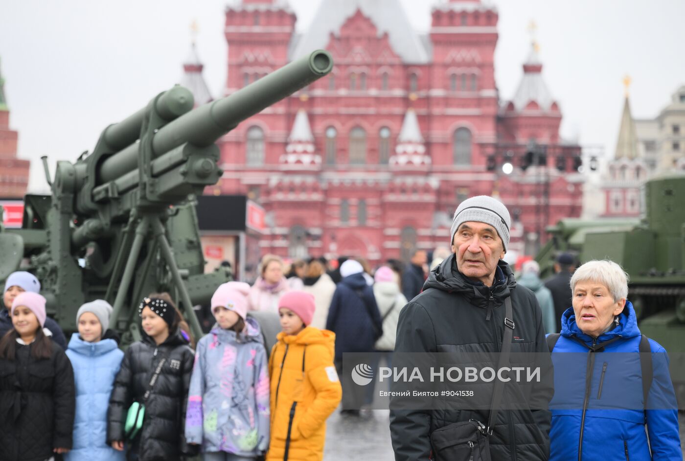 Выставка в честь годовщины парада 1941 г. на Красной площади
