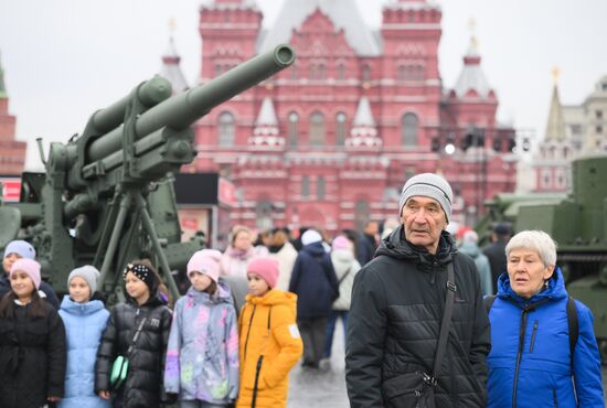 Выставка в честь годовщины парада 1941 г. на Красной площади 