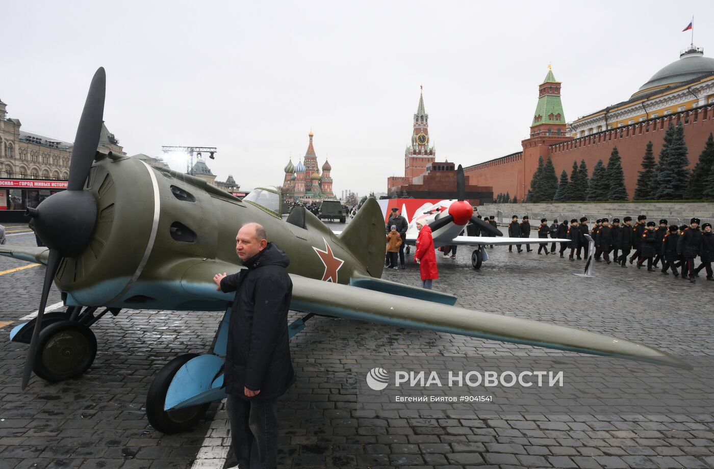 Выставка в честь годовщины парада 1941 г. на Красной площади
