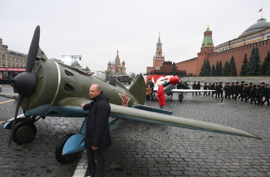 Выставка в честь годовщины парада 1941 г. на Красной площади 