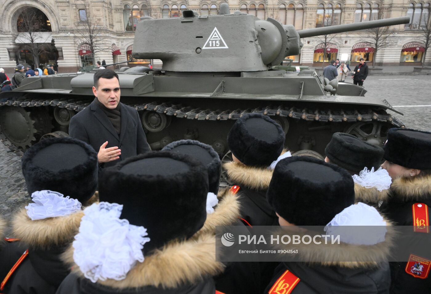 Выставка в честь годовщины парада 1941 г. на Красной площади