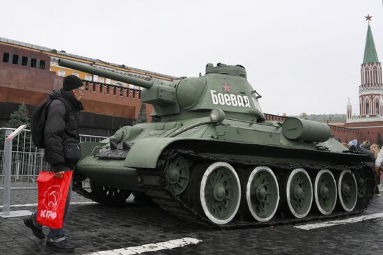 Выставка в честь годовщины парада 1941 г. на Красной площади 