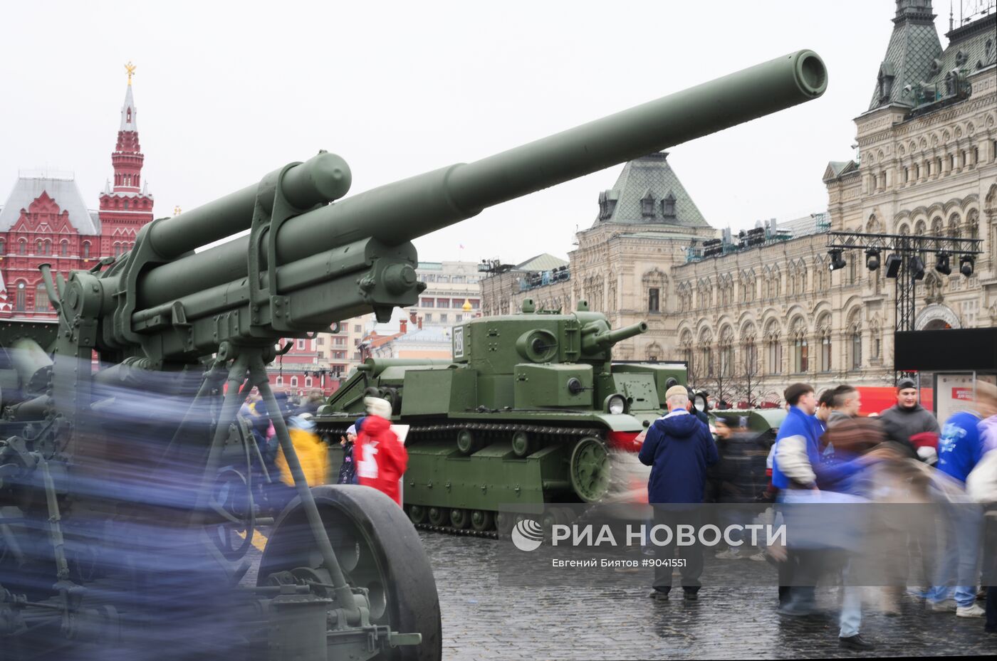 Выставка в честь годовщины парада 1941 г. на Красной площади