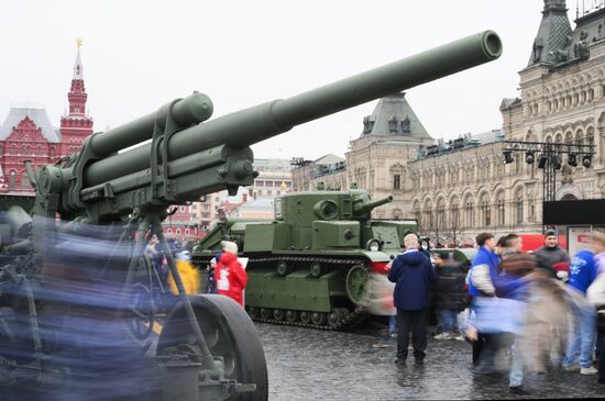 Выставка в честь годовщины парада 1941 г. на Красной площади 