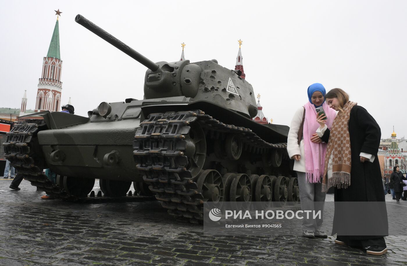 Выставка в честь годовщины парада 1941 г. на Красной площади