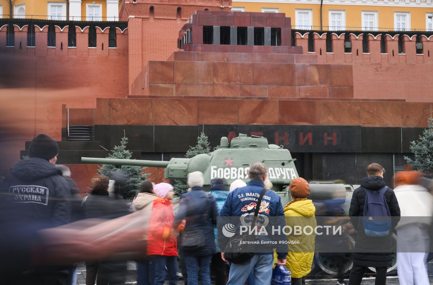 Выставка в честь годовщины парада 1941 г. на Красной площади