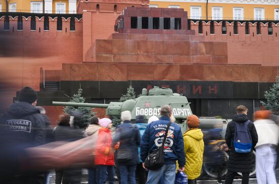 Выставка в честь годовщины парада 1941 г. на Красной площади 