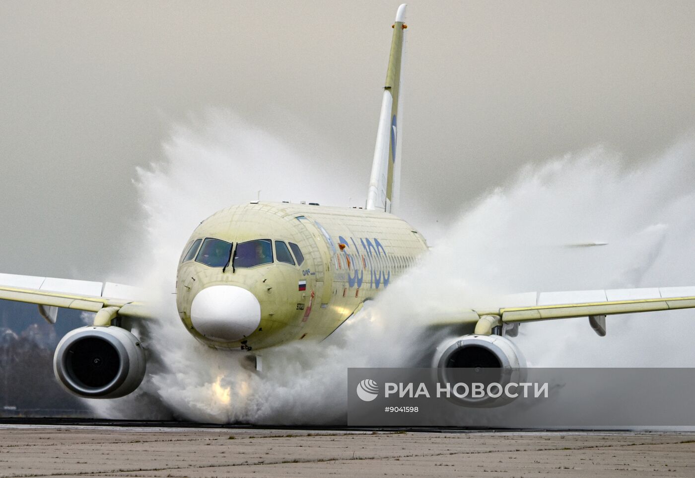"Суперджет-100" прошел испытания на защиту двигателей от воды