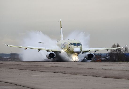 "Суперджет-100" прошел испытания на защиту двигателей от воды