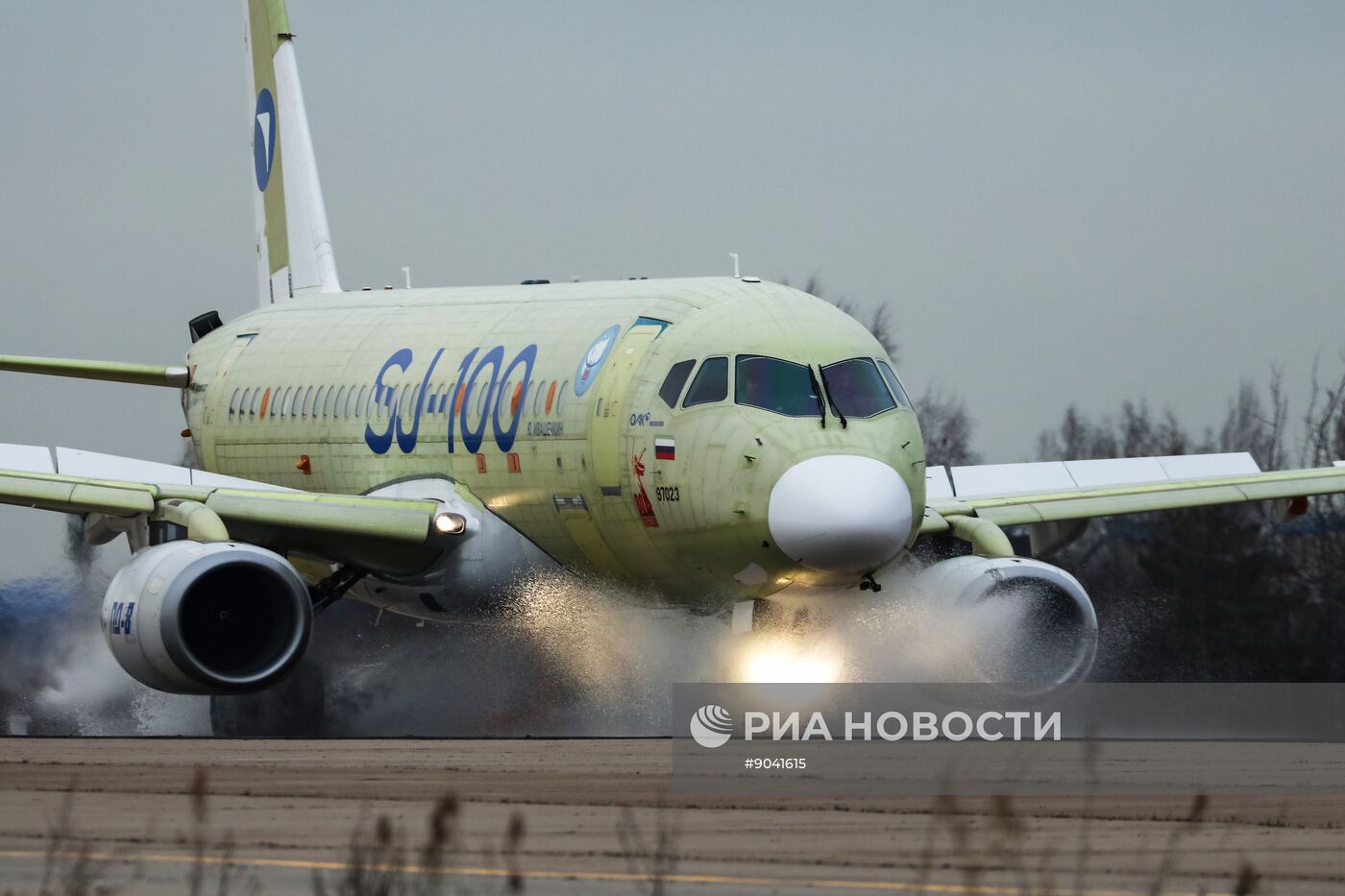 "Суперджет-100" прошел испытания на защиту двигателей от воды