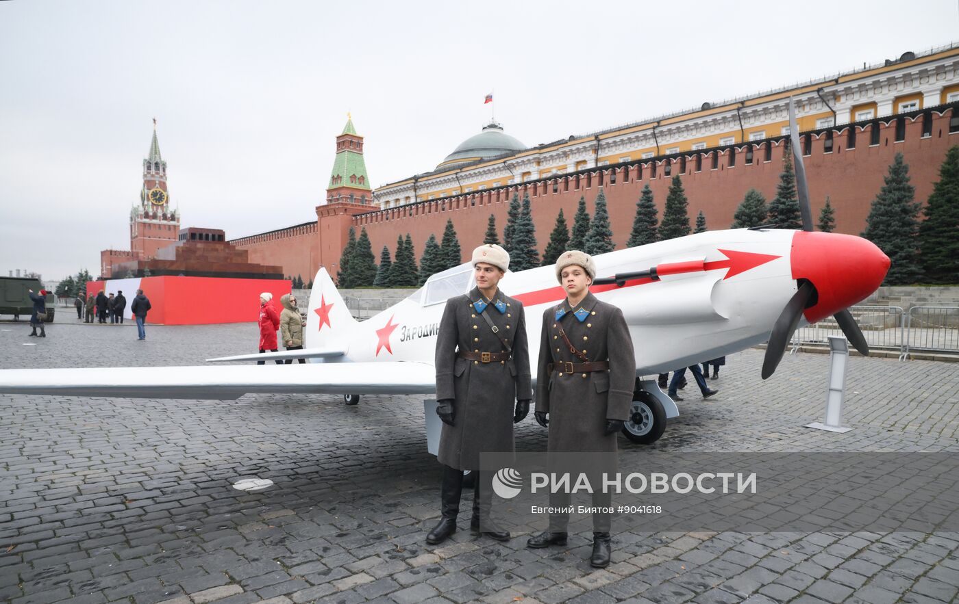 Выставка в честь годовщины парада 1941 г. на Красной площади
