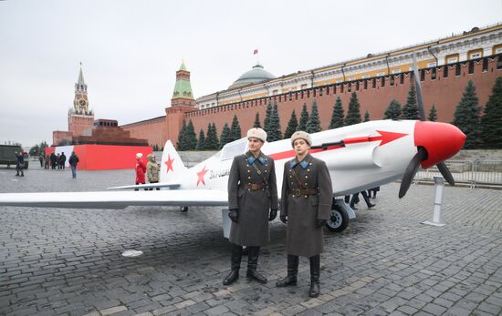 Выставка в честь годовщины парада 1941 г. на Красной площади 