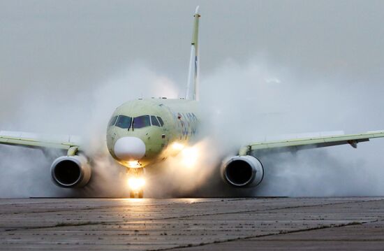 "Суперджет-100" прошел испытания на защиту двигателей от воды