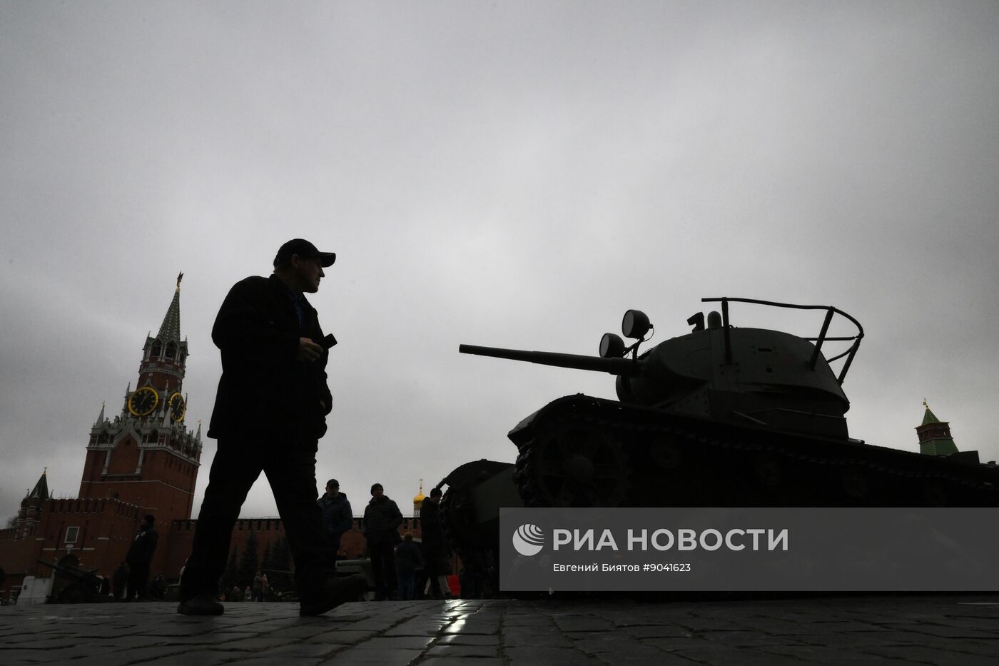 Выставка в честь годовщины парада 1941 г. на Красной площади