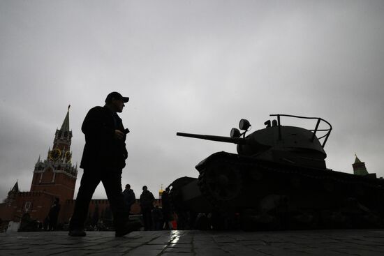 Выставка в честь годовщины парада 1941 г. на Красной площади 