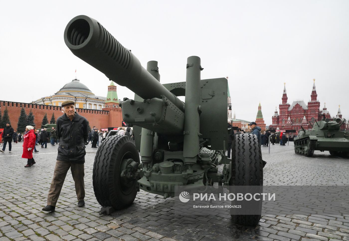 Выставка в честь годовщины парада 1941 г. на Красной площади