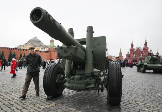 Выставка в честь годовщины парада 1941 г. на Красной площади 