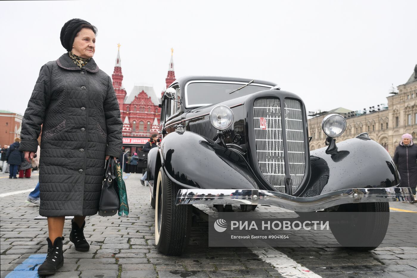 Выставка в честь годовщины парада 1941 г. на Красной площади