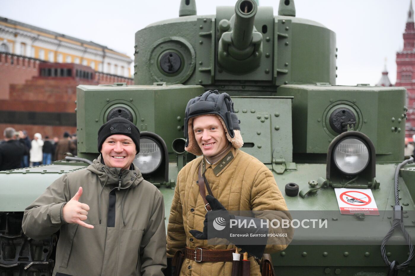 Выставка в честь годовщины парада 1941 г. на Красной площади