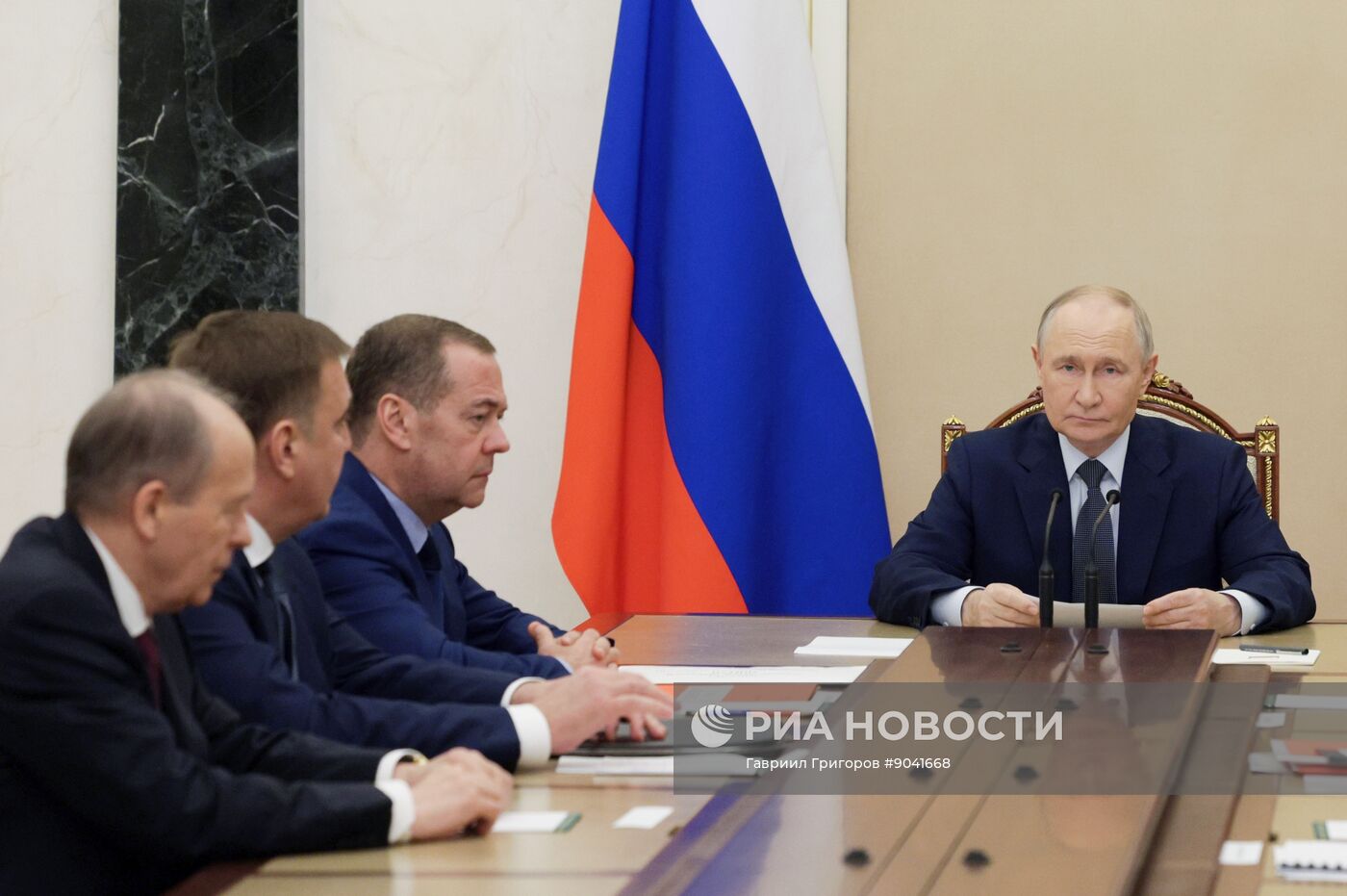 Президент Владимир Путин провел совещание по вопросам строительства ВС РФ