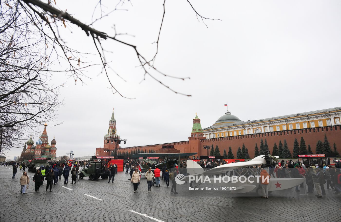 Выставка в честь годовщины парада 1941 г. на Красной площади