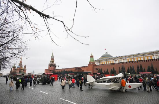 Выставка в честь годовщины парада 1941 г. на Красной площади 