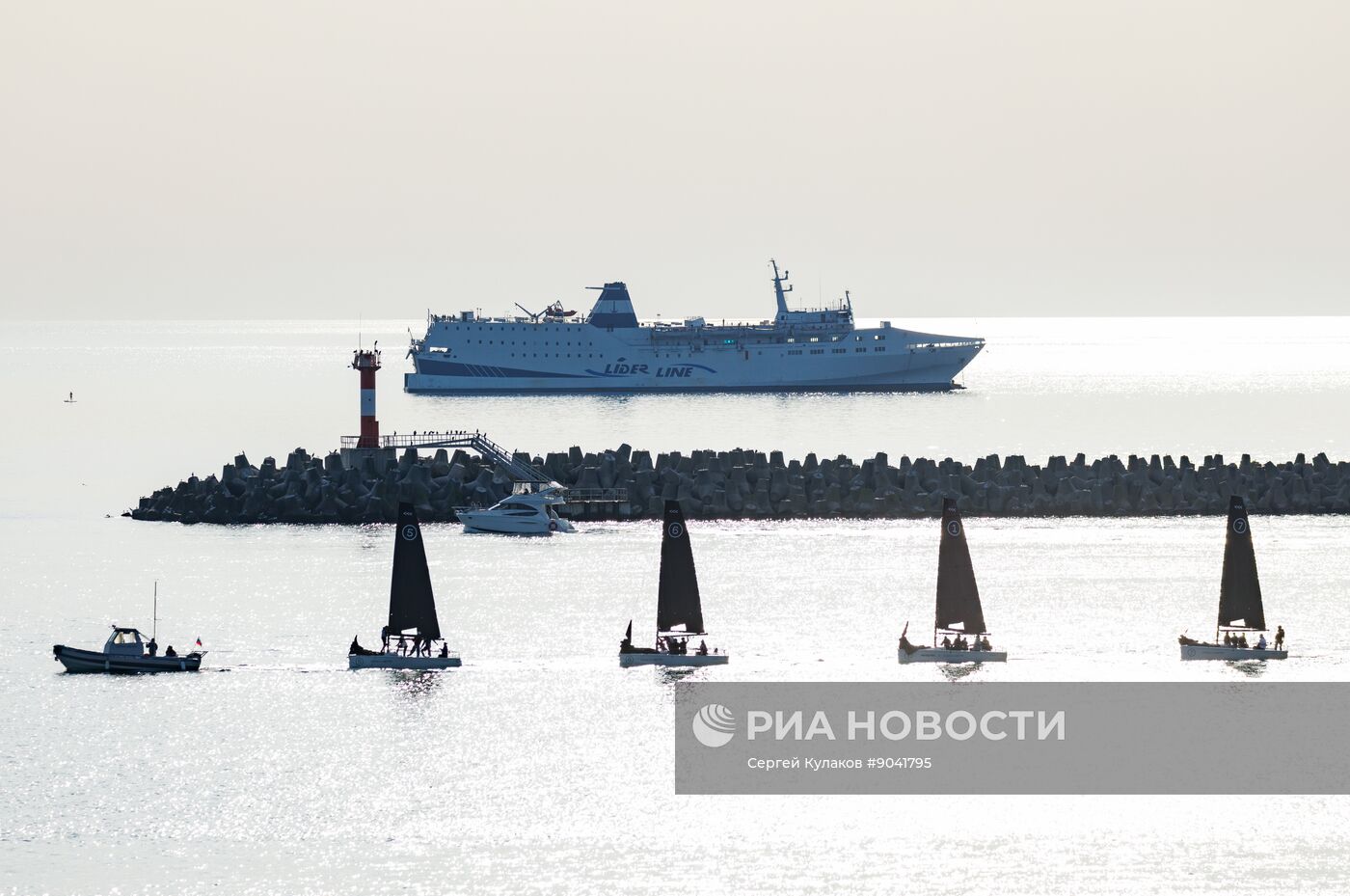 Паром из Трабзона в акватории Сочи