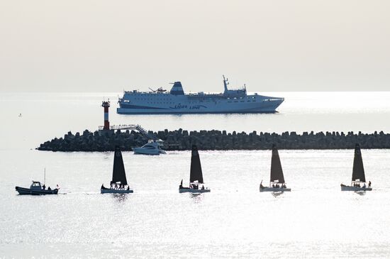 Паром из Трабзона в акватории Сочи