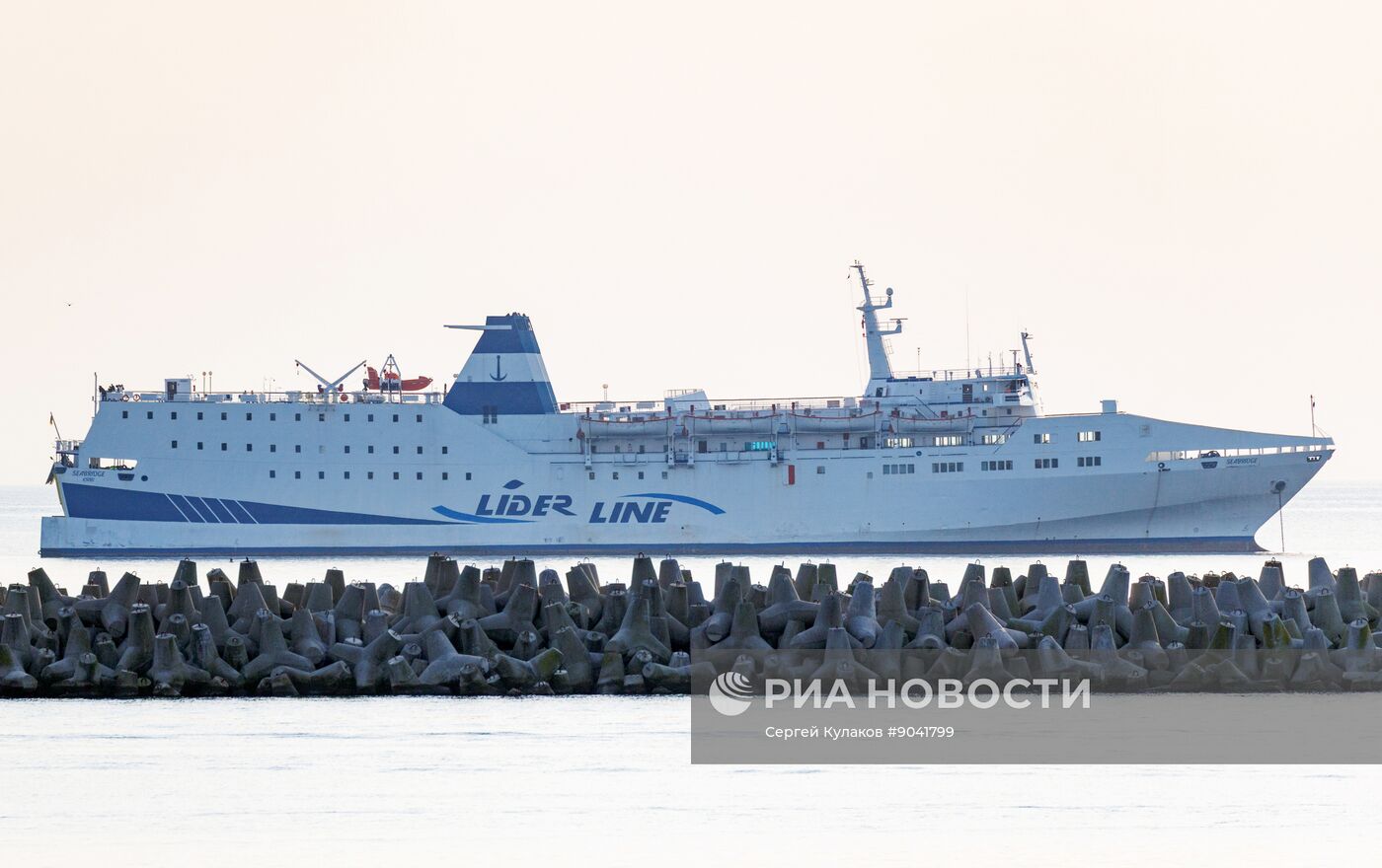 Паром из Трабзона в акватории Сочи