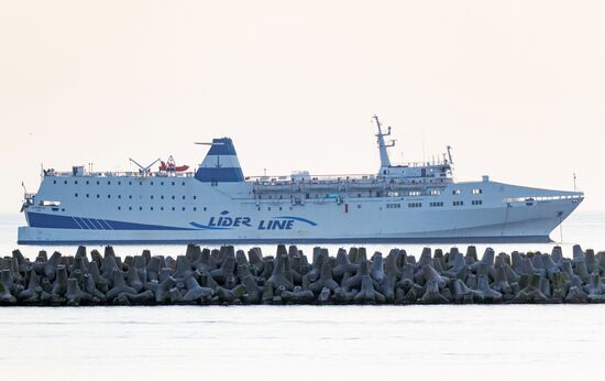 Паром из Трабзона в акватории Сочи