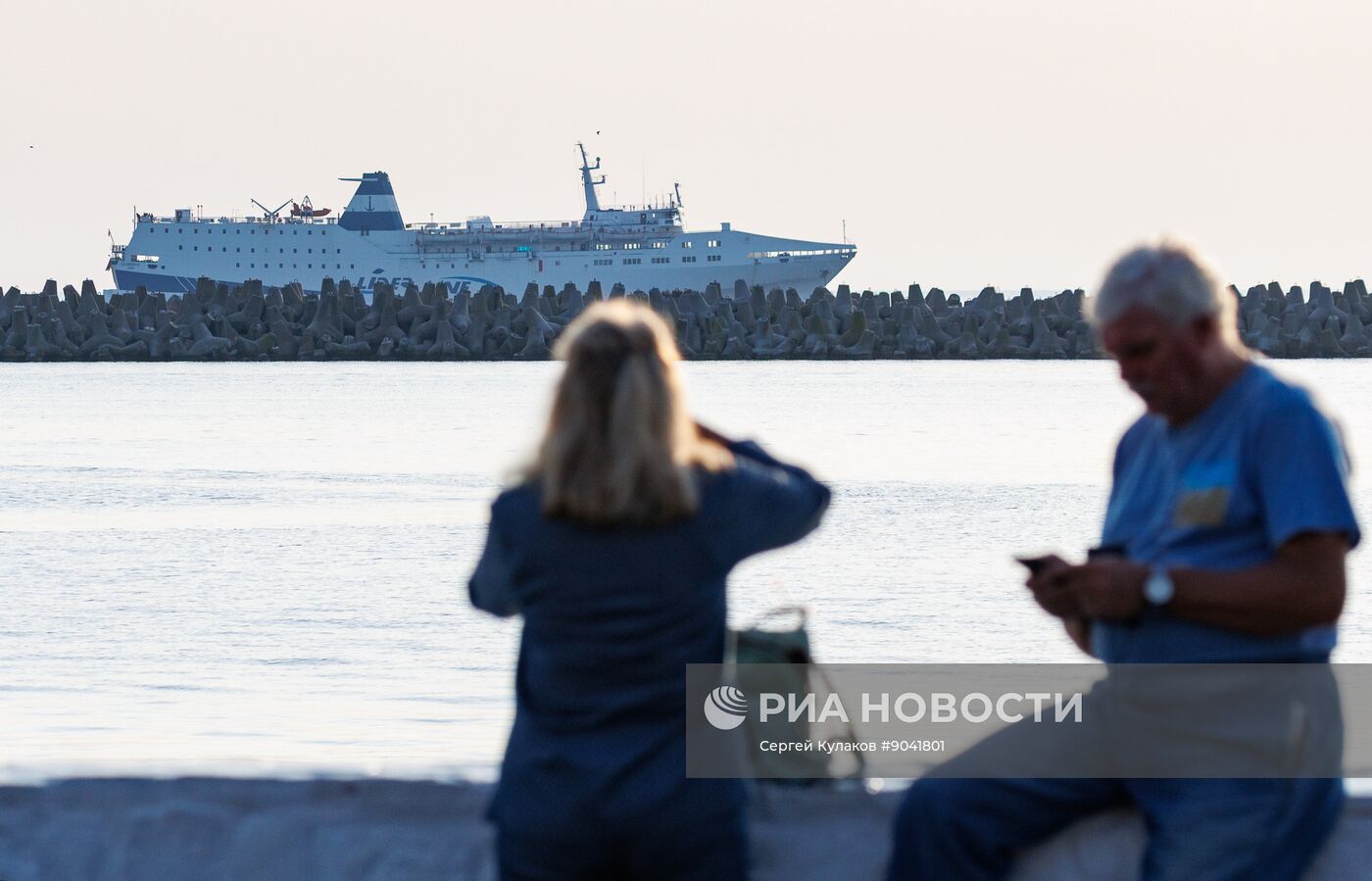 Паром из Трабзона в акватории Сочи