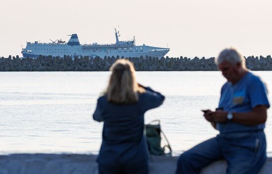 Паром из Трабзона в акватории Сочи
