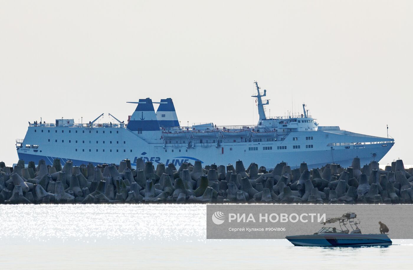 Паром из Трабзона в акватории Сочи