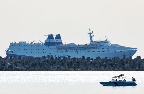 Паром из Трабзона в акватории Сочи